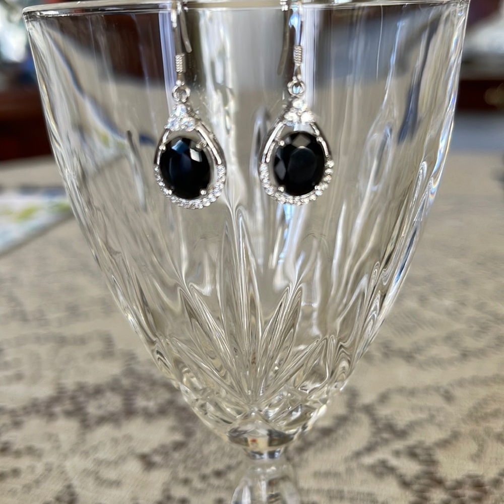 18 kt white gold plated sterling silver onyx drop earrings. Beautiful earrings.